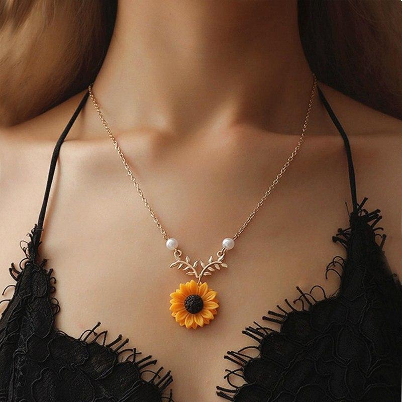 Collar de metal con forma de girasol