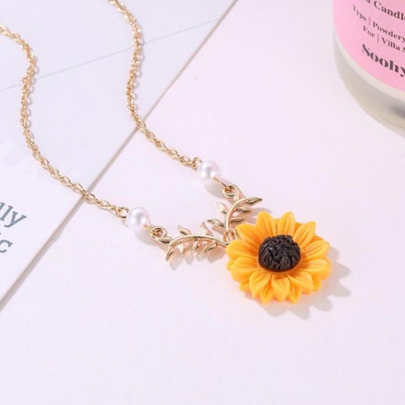 Collar de metal con forma de girasol