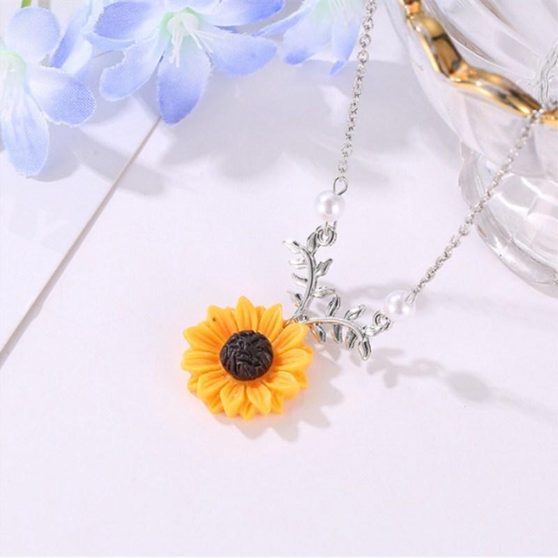 Collar de metal con forma de girasol