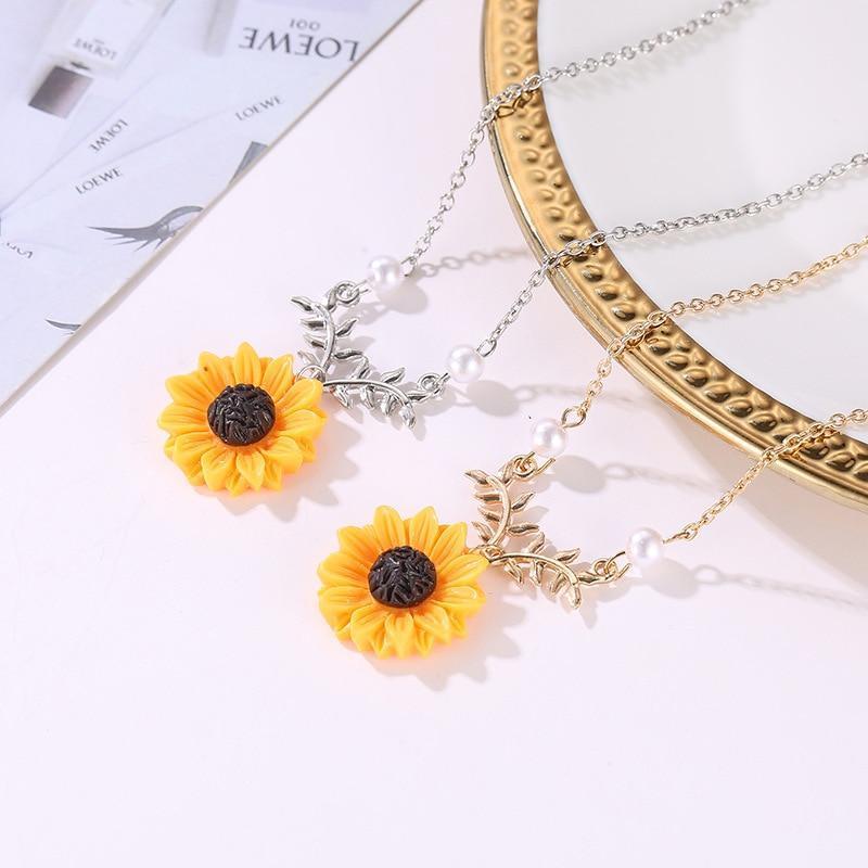 Collar de metal con forma de girasol